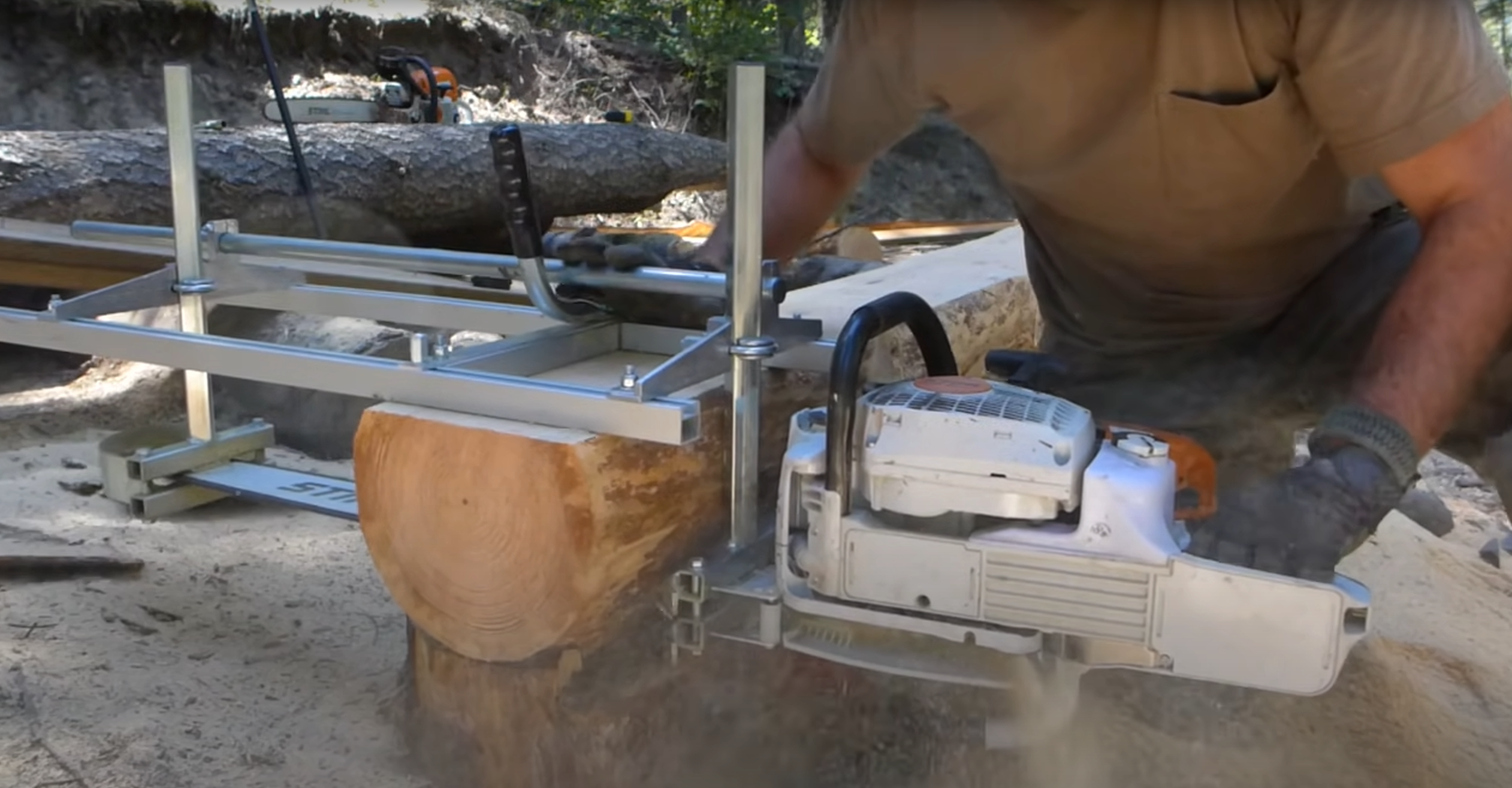 Alaskan chainsaw mill in action